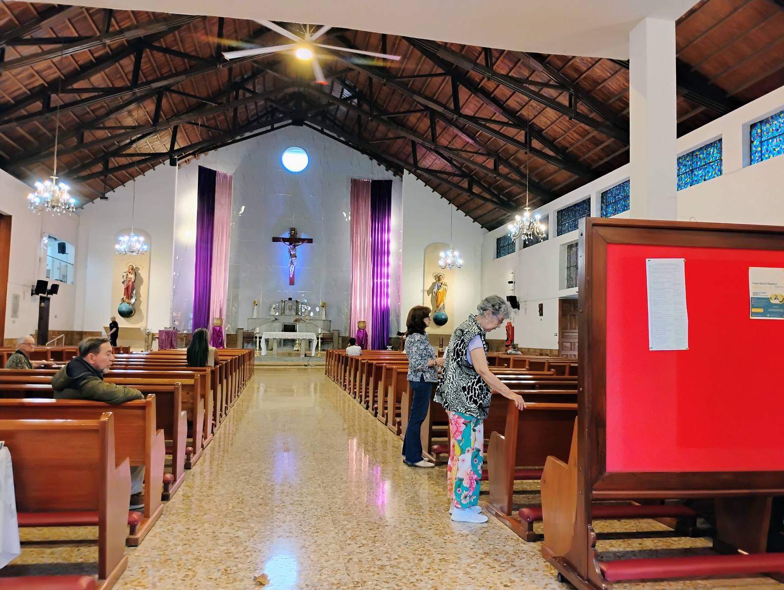 Interior de la parroquia
